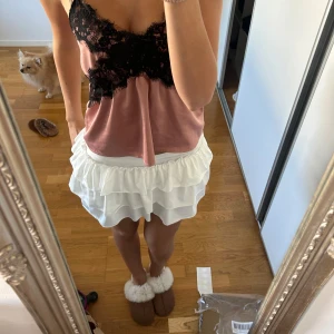 Mini kjol - Helt ny super söt mini kjol i storlek S, med ”inbyggda” shorts 🤍