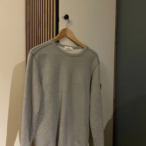 Stone island tröja  - Fet stone island tröja i storlek 14/170 i junior, passar precis som en S. Nästintill nyskick 8,5/10. Nypris ~2000, pris inte hugget i sten