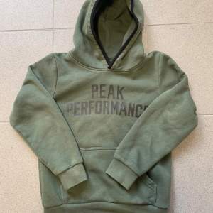 Peak performance hoodie i strlk 140(barn). Fint skick 