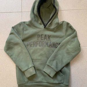 Peak performance hoodie - Peak performance hoodie i strlk 140(barn). Fint skick 