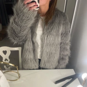 Pälsjacka  - Grå pälsjacka från H&M. Den är fodrad och har spännen så den går att stänga. Strl M men passar även S/xs❤️
