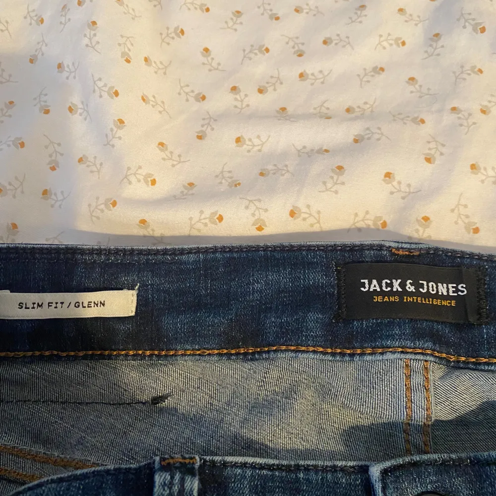 Säljer ett par snygga blå jeans från Jack & Jones i modellen Slim Fit Glenn. De har en klassisk femficksdesign och är i bra skick. Nypris 900. W31 L32. Jeans & Byxor.