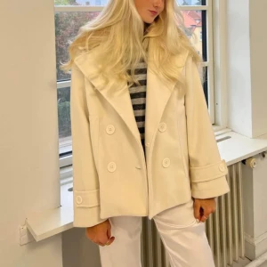 Beige designbysi kappa - Jättefin beige/ljusrosa kappa ifrån Designbysi. Är använd så säljer för 300, köptes för 800💕