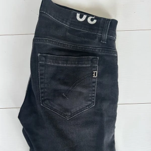 Dondup Jeans George - Svarta dondup jeans i perfekt skick. Storlek 30. Nypris: 3000