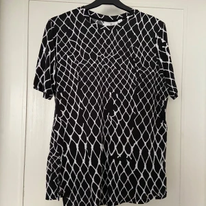 Cheap Monday tshirt  - Cool Cheap Monday tshirt 🖤Lite asymmetrisk framtill så hänger typ lite snett. Storlek S (herr) men funkar såklart på dam M-L också. Jättefint skick! Lite unik ⚡️