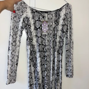 En klänning och en jumpsuit  - 2 för 1  Helt ny klänning zebra färg stlrk m med prislapp  Vit jumpsuit med både linne armar och armar som hänger 💅🏾