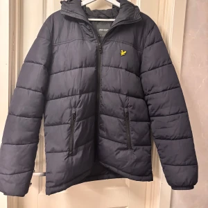 Lyle & Scott jacka - Säljer för att den ej passar längre. Använd cirka en halv vinter.