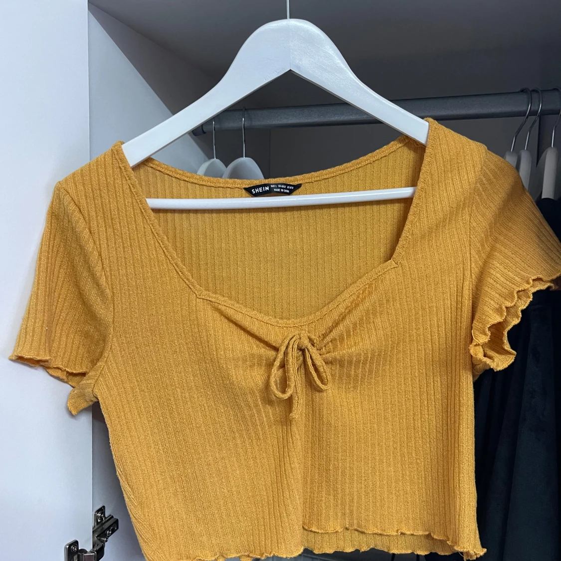 Gul ribbad topp från Shein