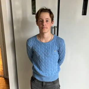 Ralph Lauren kabelstickad - Säljer en Ralph lauren kabelstickad tröja från när jag var mindre passar ungefär 150-160 cm modellen på bilden är 158 cm, tar gärna emot prisförslag 