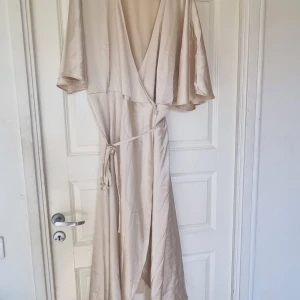 Klänning H&M - Oanvänd pris lappe är kvar 