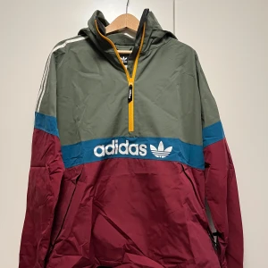 Skidjacka Adidas - Skidjacka/snowboardjacka Supercool Använd några säsonger men fortfarande bra skick  Storlek S men sitter oversized 