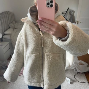 Teddy jacka - Cream-Vit Teddy jacka från h&m, köpte förra året men det samma modell som den som släpptes iår 