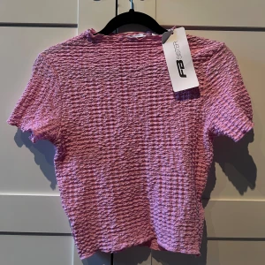 Rosa ribbad topp från FBSister -  Super fin rosa ribbad topp, ny med prislapp kvar!🩷
