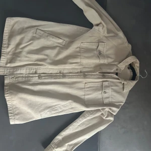 Jeansjacka stl XS - Jeansjacka i stl XS, dock stor u storlek och oversized. Använd fåtal gånger. 