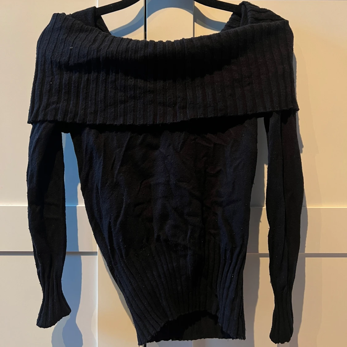 Svart offshoulder tröja