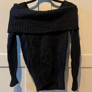 Svart offshoulder tröja - Snygg svart offshoulder tröja. Den är ribbad och har långa ärmar.