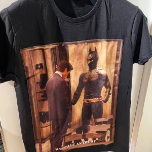 Bastille T-shirt - En häftig Bastille Rive Droite T-shirt, använd 2 gånger. Skicket är 10/10 på tröjan. Storlek M. 