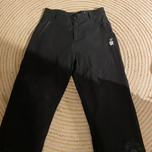 Harlaut apprel shitkids strl M - Säljer ett par svarta shitkids från Harlaut Apparel i storlek M. Byxorna har en trasig dragkedja vid ena byxbenet, dragkedjan på andra benet har tappat 2-3 taggar men fungerar fortfarande! Använda ca 1 säsong. Skickas helst inte