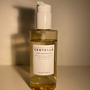 Skin 1004 centella cleansing oil - Endast provad ca 4-5 gånger men fick därefter reda på att jag är smått allergisk mot centella. Köpt från yeppo&soonsoo med orginalpris 349kr
