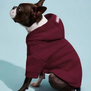 Hundkläder  - Hund röd hoodie för små hundar till 5-7kg, ny och icke använd. Säljer för samma pris jag köpte den. Och om du väljer att köpa 2 eller flera danser från mig, så behöver du inte betala frakten för alla saker förutom en! Så det höjd inte!