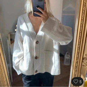 Stickad kofta - Superfin stickad kofta från hm i jätte fint skick!❤️