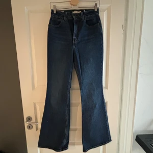 Levi’s jeans - Hödmidjade, utsvängda levis jeans. Lite stretchiga i tyget. Knappt använda. 