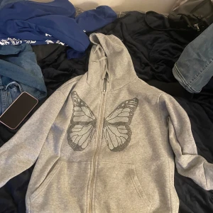 Grå hoodie  - Kommer ej till användning, jätte fint skick 🤍
