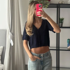 Kofta - Supersöt kortärmad kofta passar bra till allt! Najs att ha över ett linne ochså 🌟 Skriv för fler bilder 💕