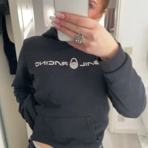  sail racing hoodie - Säljer denna hoodie från sail racing, den är för liten för mig och då inte kommer till användning