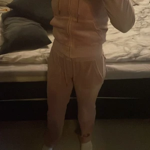 Rosa juicy set - Jättefint rosa juicy set, använt mycket. Fortfarande bra skick och fortfarande jätte fint set!  Köpte för 2300kr