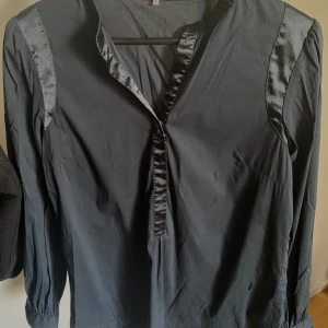 Skorta - Fin marinblå skorta.