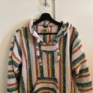 Mysig tjocktröja - Supergo stickad (väldigt len) tröja med luva och ficka på magen. Använts väldigt mycket så finns lite små hål här och där, men inget som syns.   Står XL men skulle säga att den är mer mellan M-L.  Möts upp i Gbg eller så står köparen för frakt! 🥰 