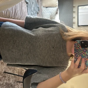 Trekvarts tröja  - Säljer en fin grå tröja 💕💕 Strlk XS