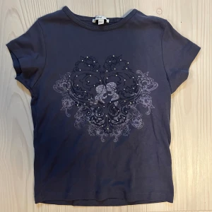 Rhinestone tröja - Tröja med rhinestones från märket subdued✨