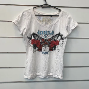 Y2k McBling Hallhuber T-Shirt - I bra skick med inga defekter. Massa svarta stener på tishan. Storlek Large men passar som en Medium