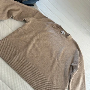 Stickad trendig tröja  - Fin stickad tröja, med ett material som inte sticks, den är bra skick, fick den förra julen och han inte använda den 1-2 gånger innan jag råka spilla kaffe på den, den var även för stor, fläckarna är små o syns inte mycket alls , köptes för cirka 450