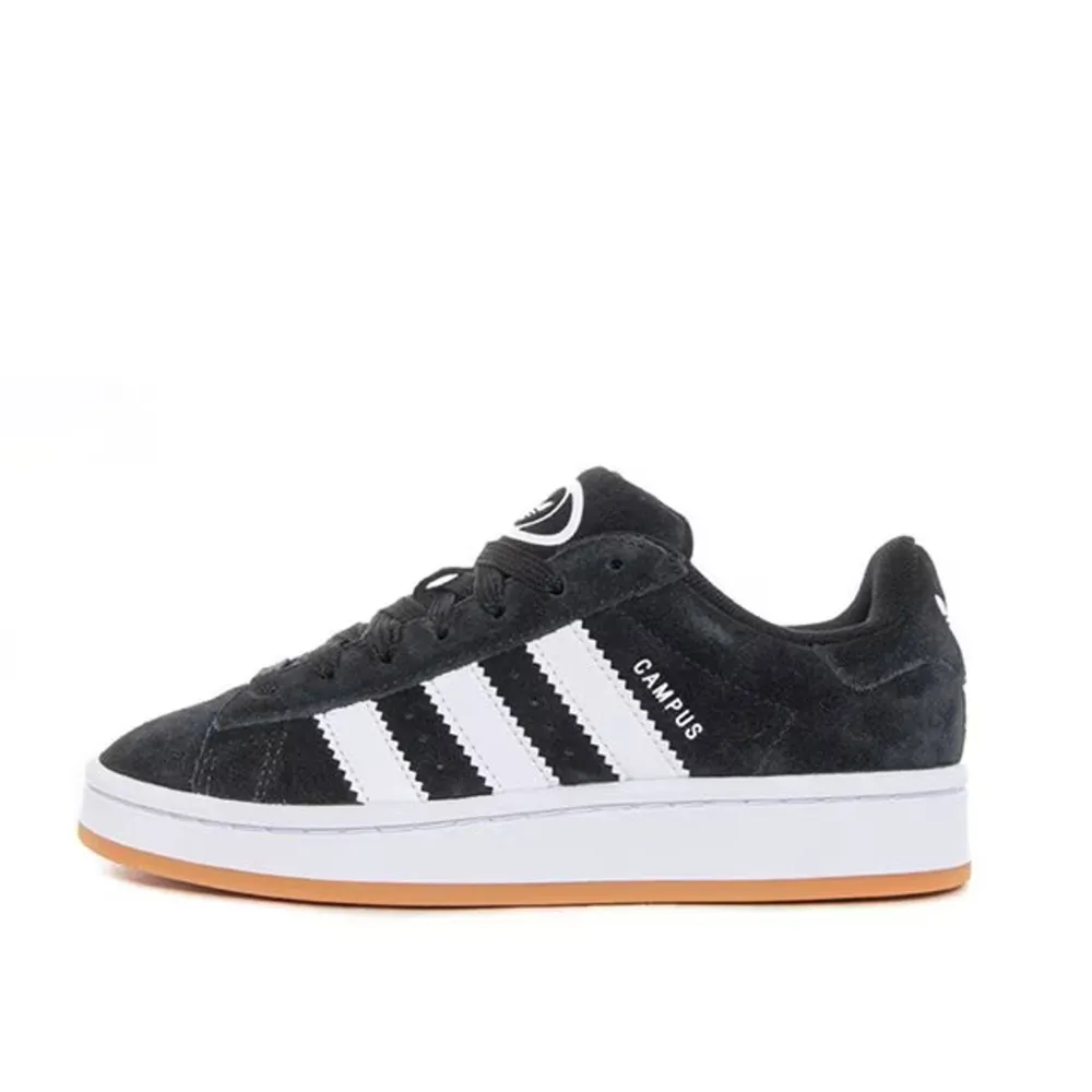 Adidas campus, lite små i storleken. Kan diskutera pris vid snabb affär. Kengät.