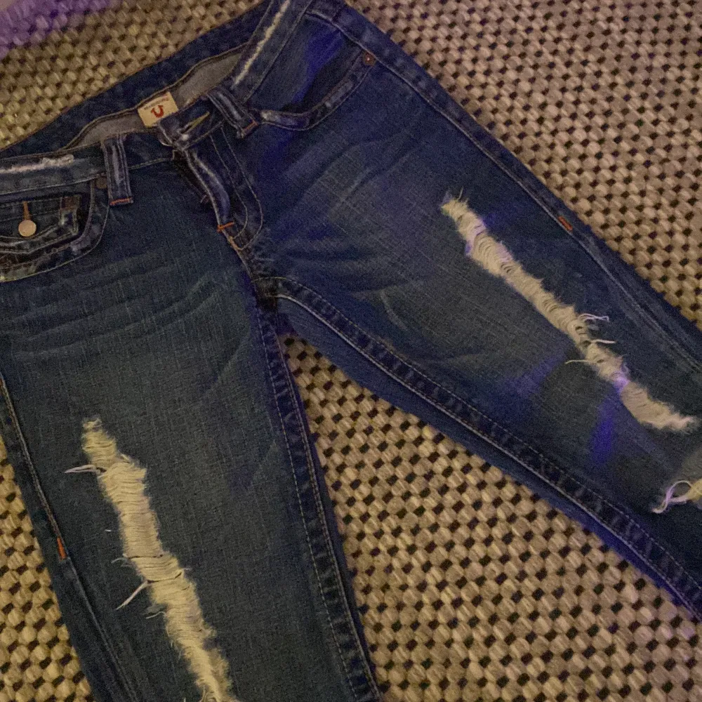 Säljer mina älskade true religion för har börjat tröttna, de är vintage och går inte att köpa längre 💕är lite slitna där nere för att de var lite för långa på mig som är 158. Skriv privat vid  intresse    . Jeans & Byxor.