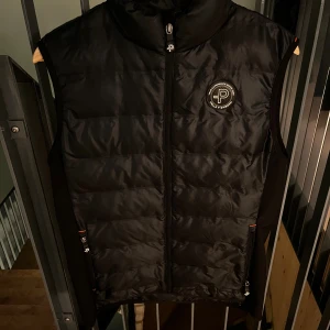 Pelle P väst - Riktigt Clean och fräsch svart väst från Pelle P i storlek S! Sitter sjukt snyggt och är perfekt nu till hösten🍁 passar bra på ni som är runt 180✅ Dm för frågor!