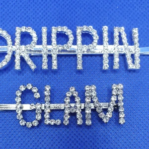 Hårspänne × 2 - Drippin Glam - 2 st Hårspänne med text, silverfärgad metall och kristaller. Fler sorter finns, se mina andra annonser.
