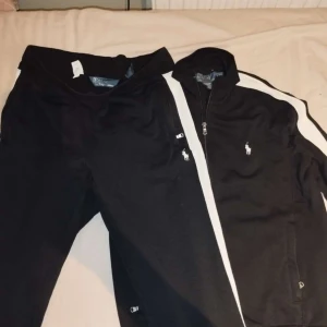 Ralph lauren zip up - En tracksuit som är knappast andvänd. Som sagt är nypris på bara tröjan 3000 kr i storlek s
