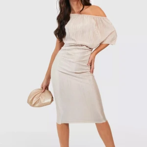 Plisserad klänning 🤍💛 - Säljer min jättefina plisserade klänning som är champagne färgad💓 