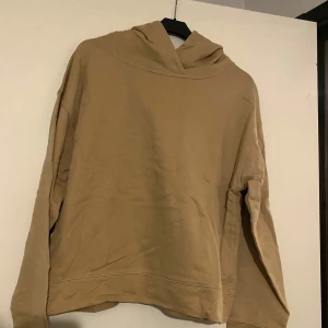Hoddie beige - Beige huvtröja från lager157 storlek S. Aldrig använd. Mer ljust beige än brun i verkligheten