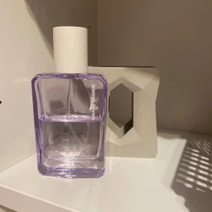 Ariana grande parfym - Säljer min Ariana grande parfym på 30 orginalt 30 ml. Det finns cirka 60% kvar (se bild)  Köptes för 525 kr inne på kicks men säljer för 195 Kontakta om det finns några frågor🫶🏼