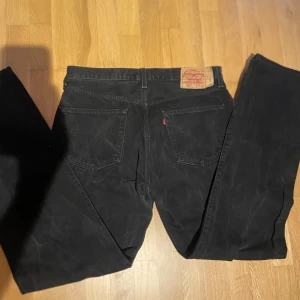 Levis 501 - Tja! Släljer nu mina svarta Levis 501 i storleken W36 L34 (passar som W34), perfekt för dig som är 185-190! Skicket är mycket bra, inga defekter ✅Priset är inte hugget i sten så det är bara att höra av sig vid frågor eller funderingar! 🙌🏼