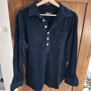 Frotté skjorta - Snygg mörkblå nikben skjorta