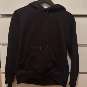 Svart hoodies från H&M - ganska gammal men ändå jätteskön storlek XS men passar också S 