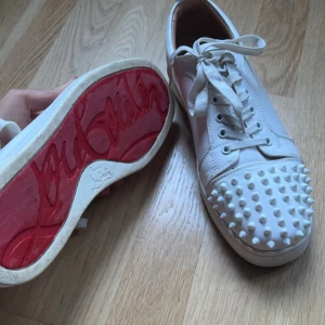 Christian louboutin skor - Säljer ett par christian louboutin skor pga att jag inte använder dom längre, det är inget fel på dom, dom är väldigt fina oså det ända är att dom är lite repiga eller vad man ska säga under skon, men inget man stör sig av.💕