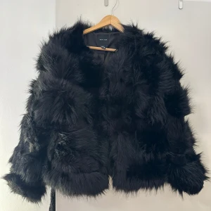 Pälsjacka  - Superlyxig och mysig pälsjacka. Passar perfekt till vädret nu också 😍  Den är helt ny och bara testad 