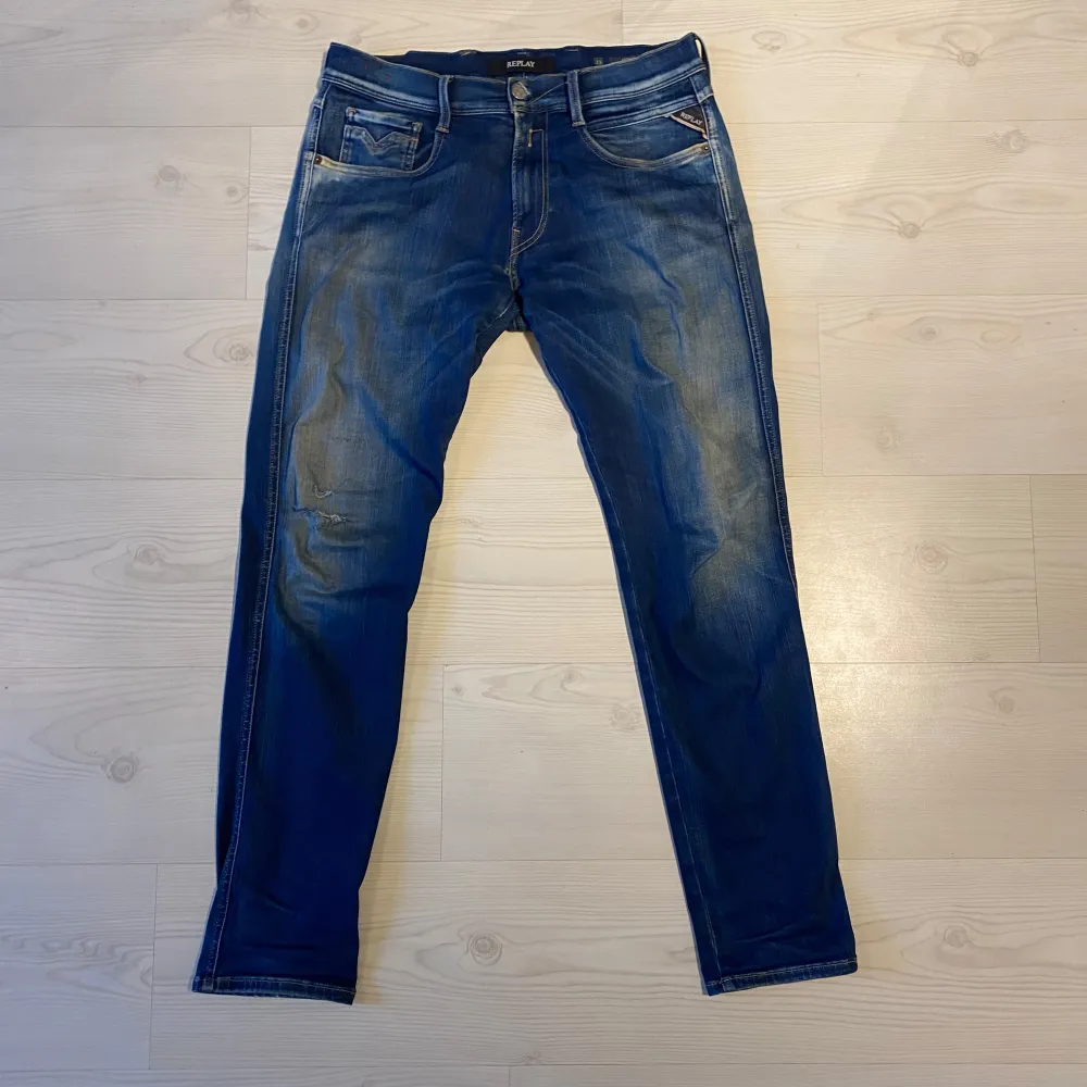 Replay i den populära slim fit modellen anbass | Storlek: 31/32 med stretch- Skicket är bra med slitna knän - Mitt pris: 349- Nypris: Ca 1600   Hör gärna av dig om du har några frågor.//AU_Archive. Jeans & Byxor.